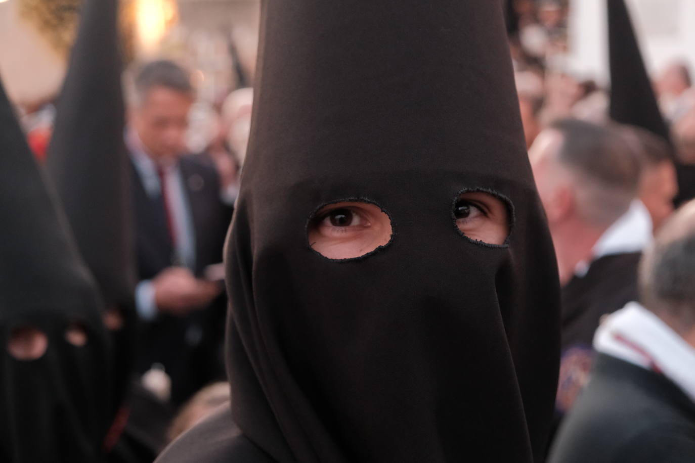 Así ha sido la impresionante bajada de los tronos de Santa Cruz en Alicante