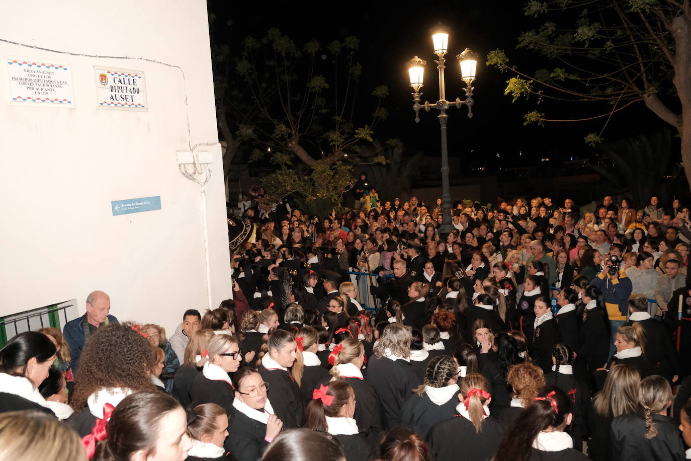 Así ha sido la impresionante bajada de los tronos de Santa Cruz en Alicante