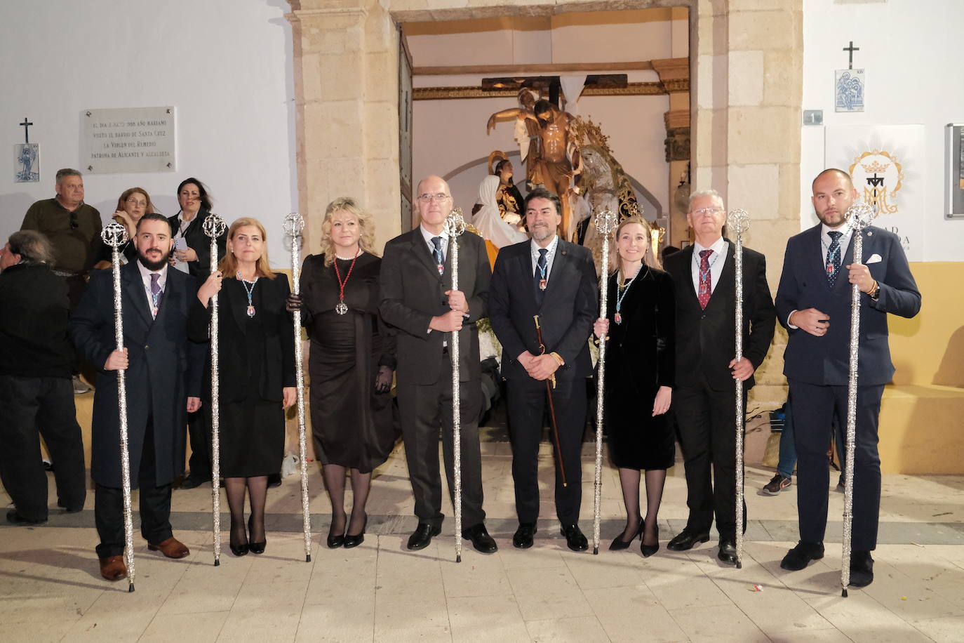 Así ha sido la impresionante bajada de los tronos de Santa Cruz en Alicante