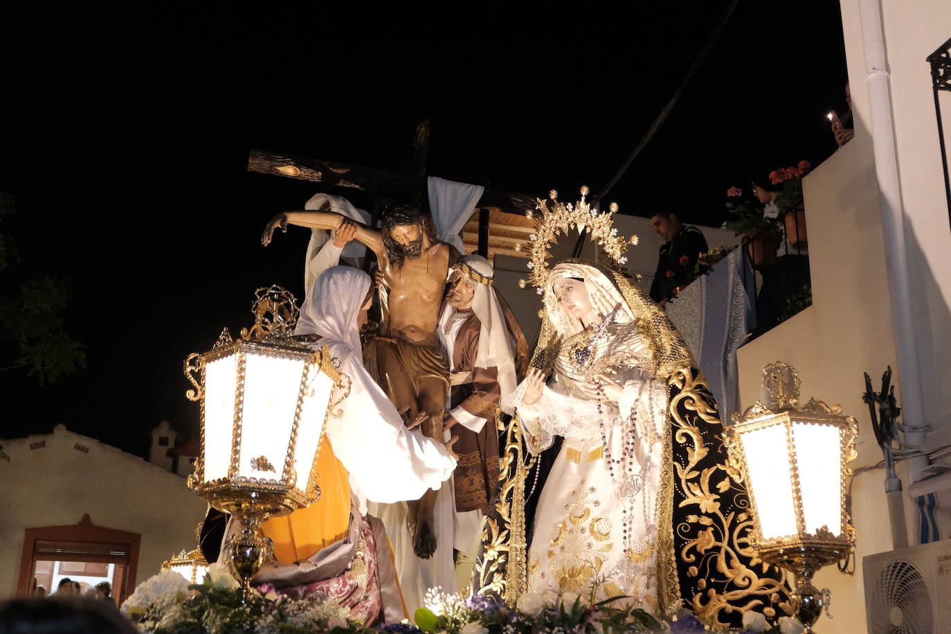 Así ha sido la impresionante bajada de los tronos de Santa Cruz en Alicante