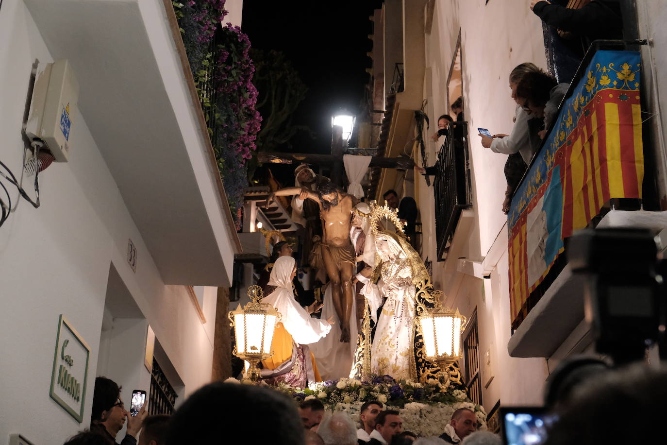 Así ha sido la impresionante bajada de los tronos de Santa Cruz en Alicante