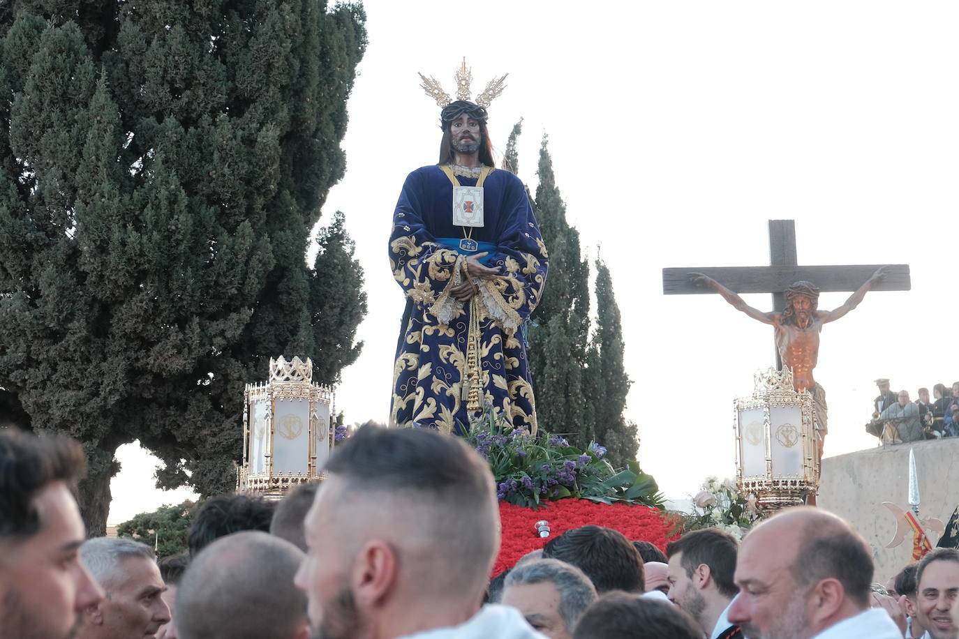 Así ha sido la impresionante bajada de los tronos de Santa Cruz en Alicante