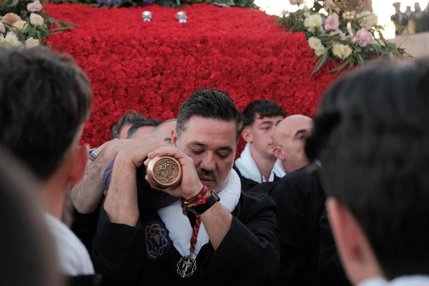 Así ha sido la impresionante bajada de los tronos de Santa Cruz en Alicante