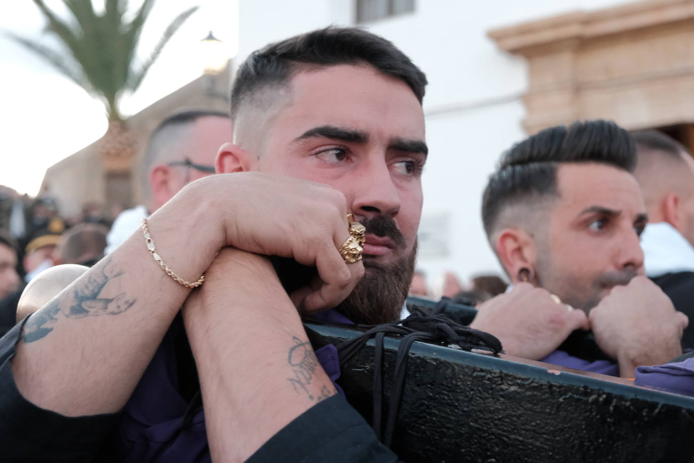 Así ha sido la impresionante bajada de los tronos de Santa Cruz en Alicante