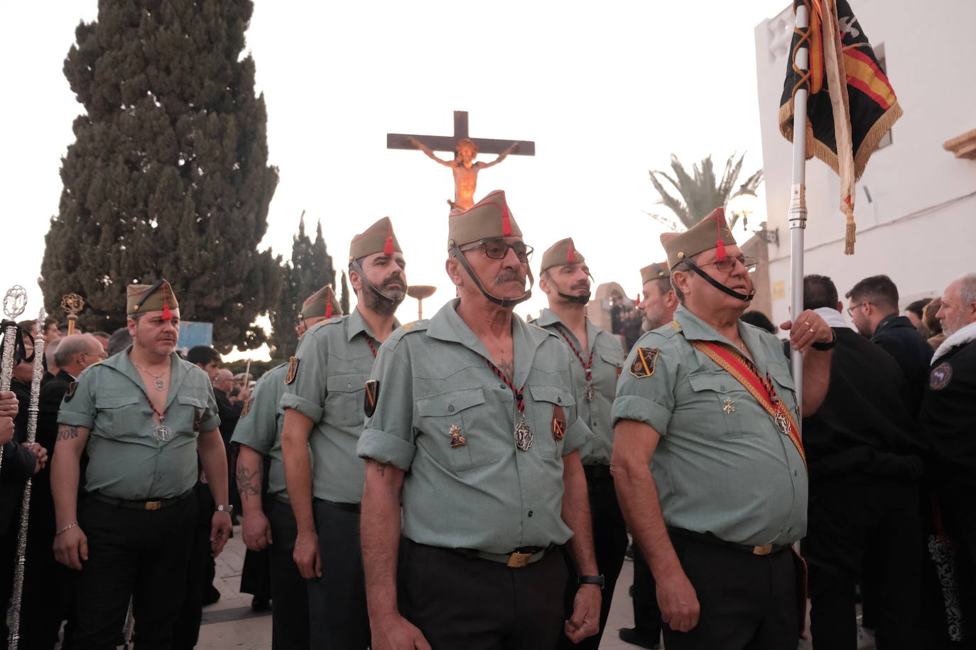 Así ha sido la impresionante bajada de los tronos de Santa Cruz en Alicante