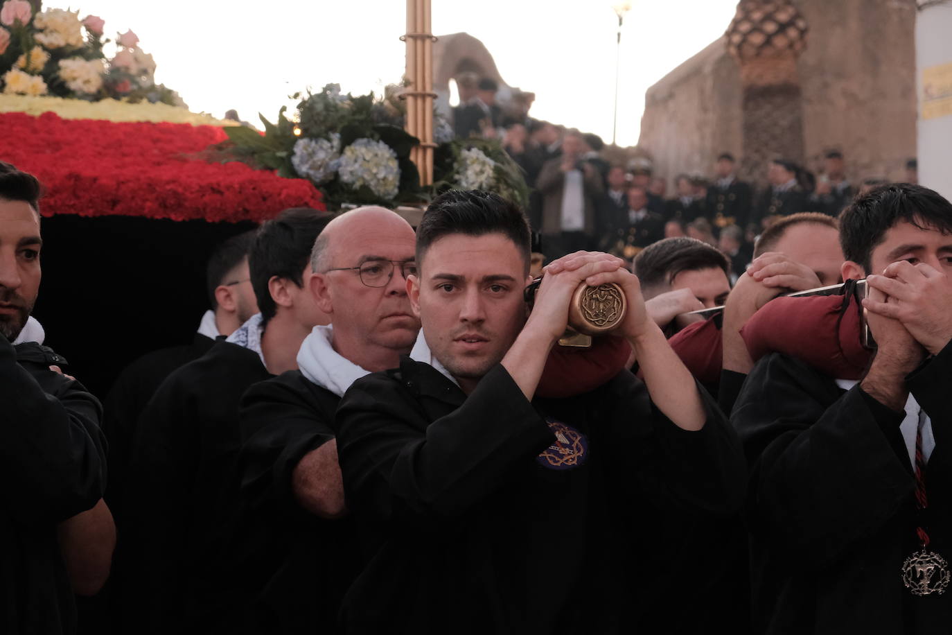 Así ha sido la impresionante bajada de los tronos de Santa Cruz en Alicante