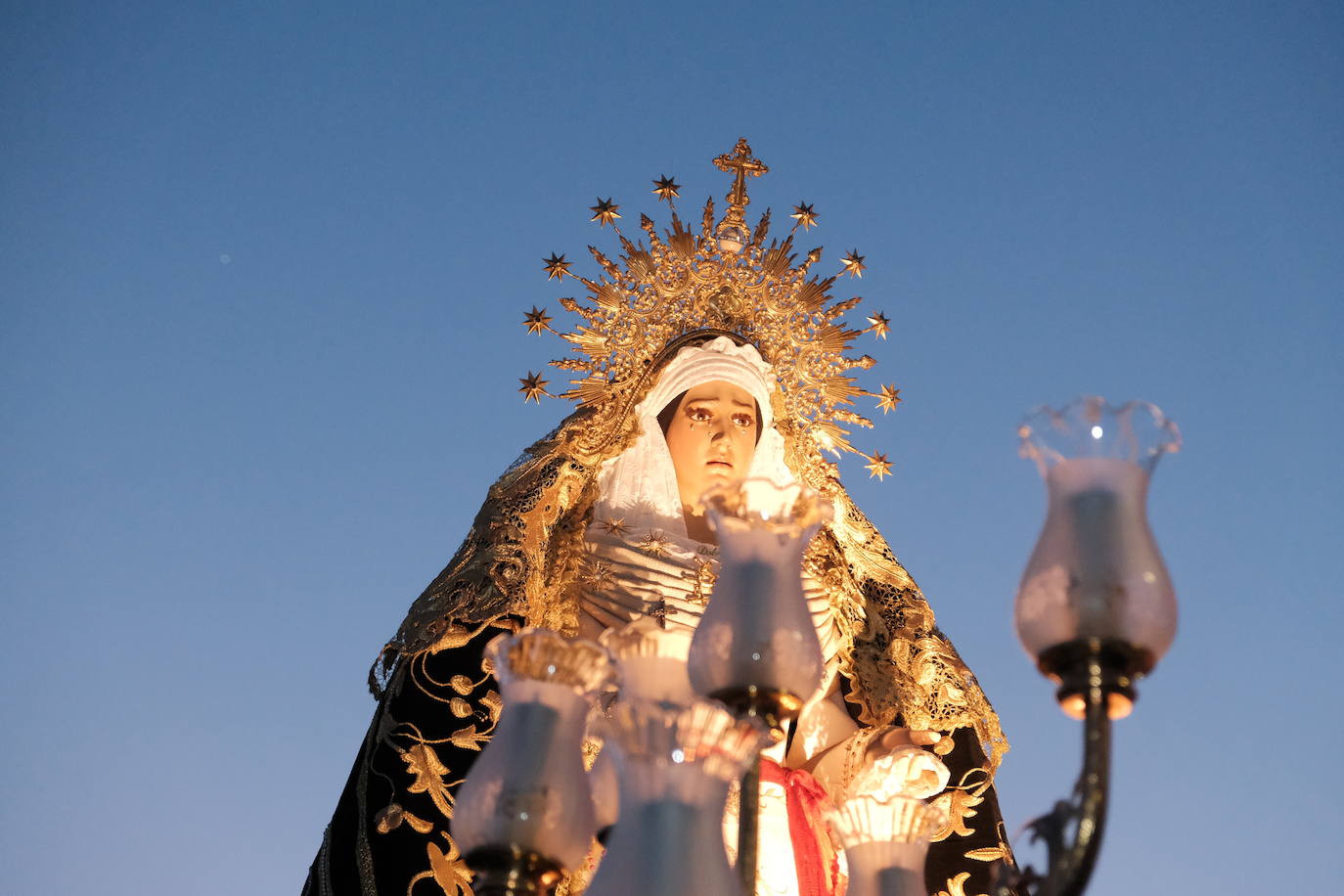 Así ha sido la impresionante bajada de los tronos de Santa Cruz en Alicante