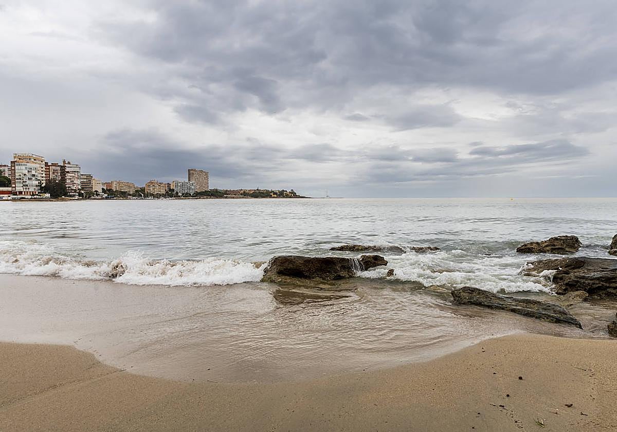 Playa de la Albufereta con mal tiempo.