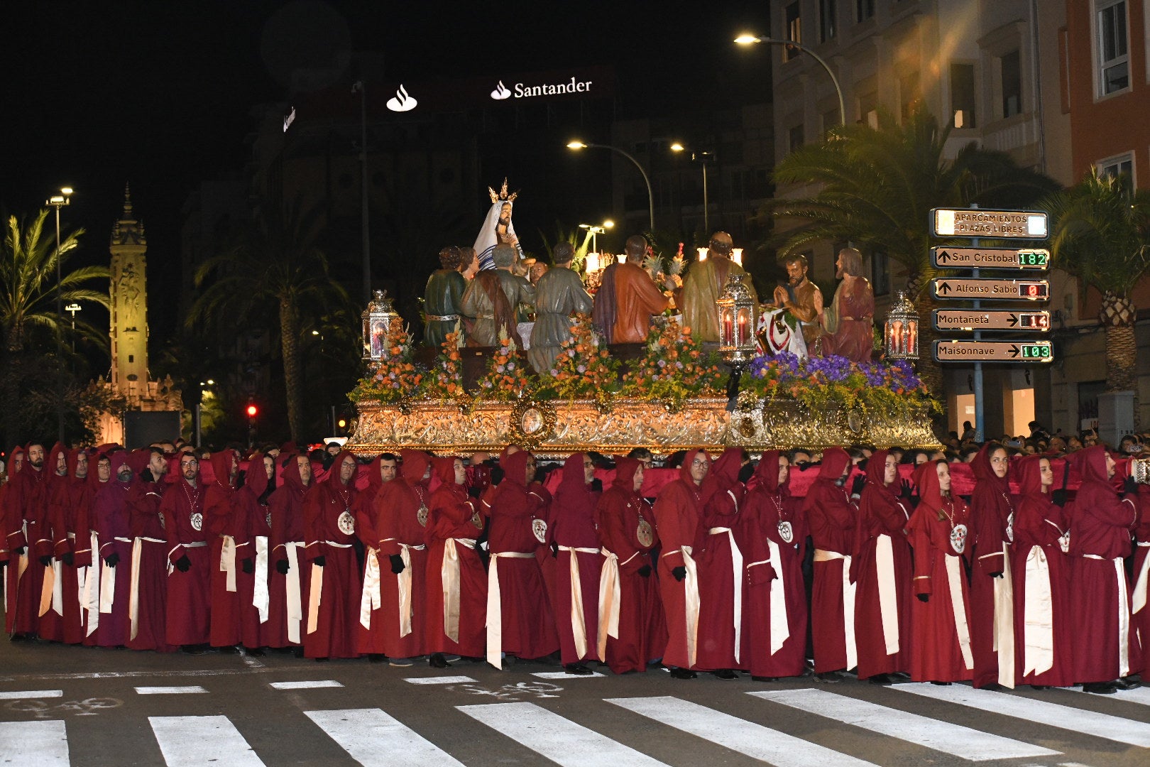 La impresionante Santa Cena procesiona por las calles de Alicante