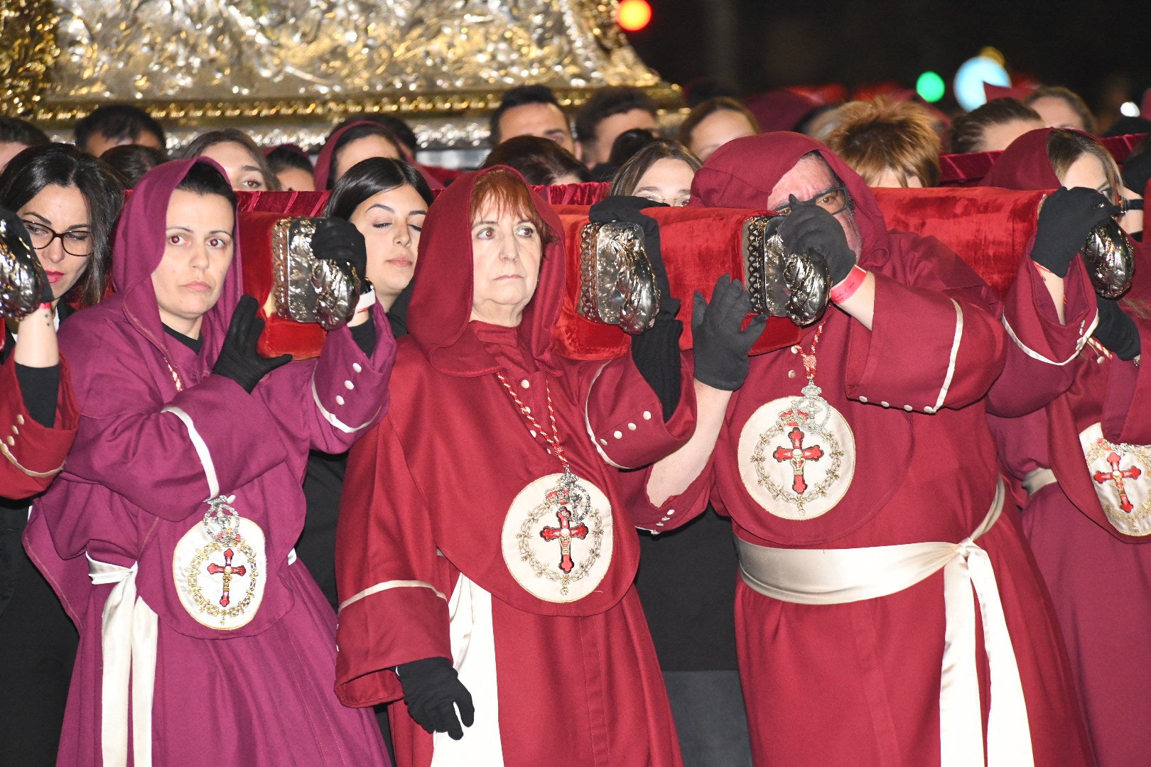 La impresionante Santa Cena procesiona por las calles de Alicante