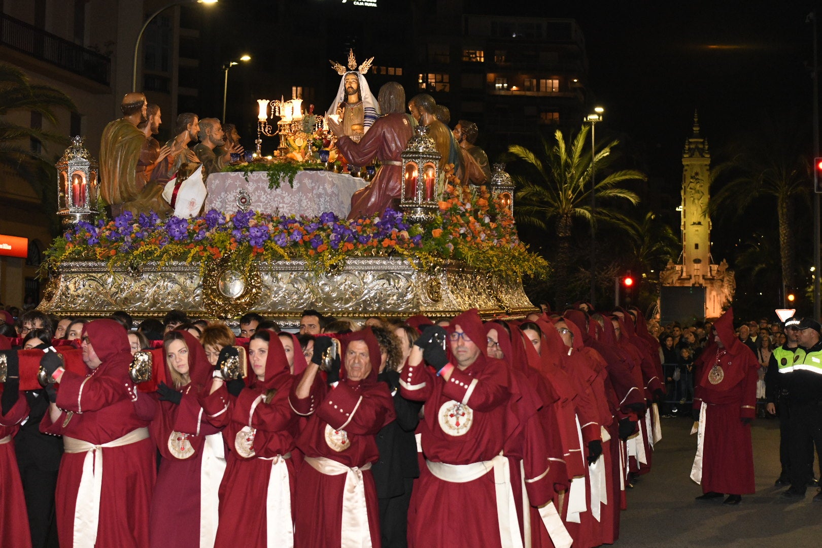 La impresionante Santa Cena procesiona por las calles de Alicante