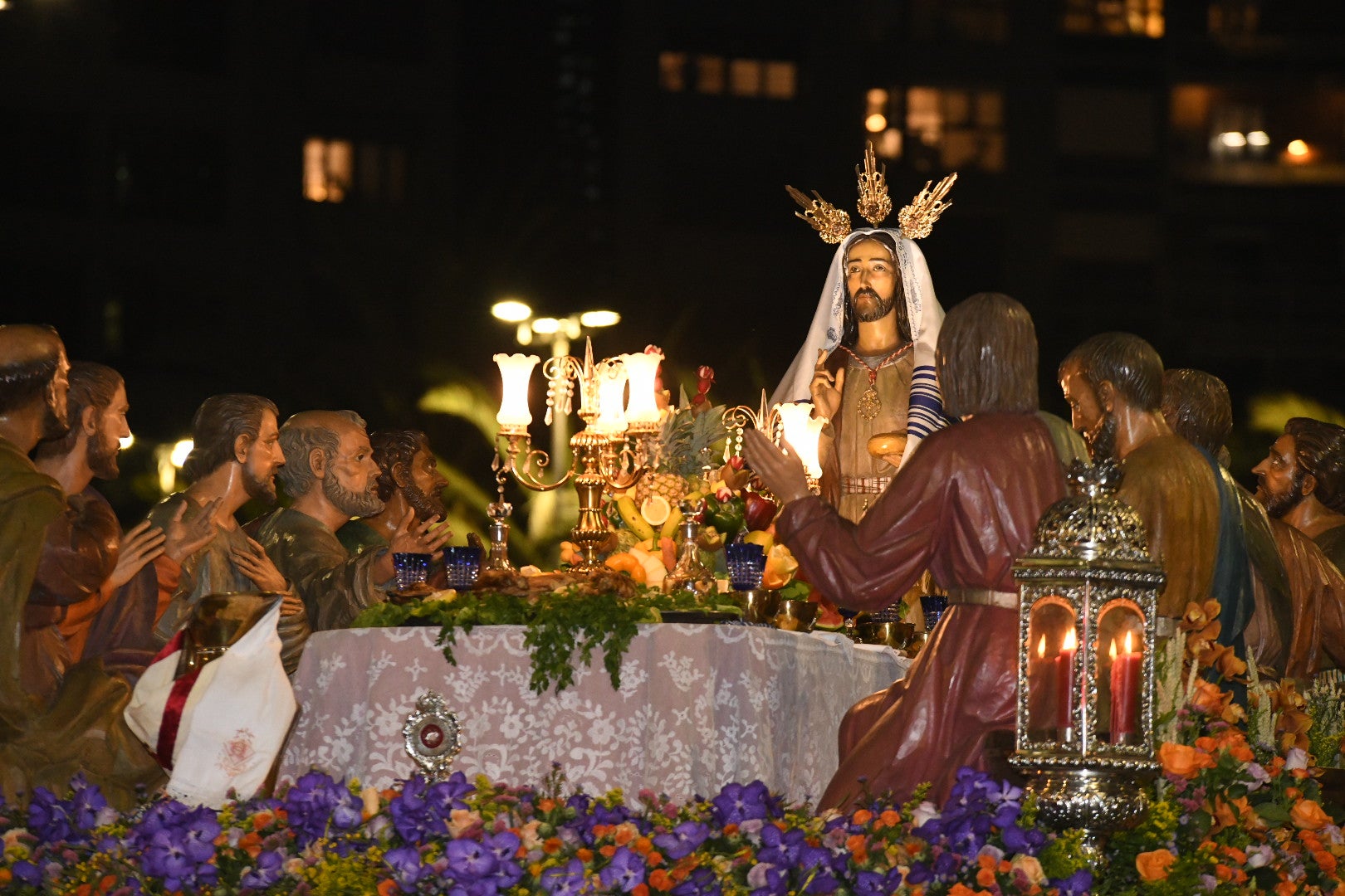 La impresionante Santa Cena procesiona por las calles de Alicante
