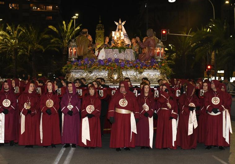 La impresionante Santa Cena procesiona por las calles de Alicante