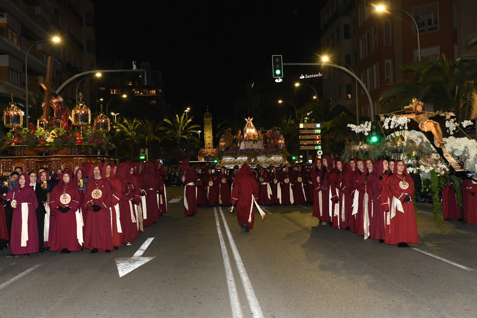 La impresionante Santa Cena procesiona por las calles de Alicante