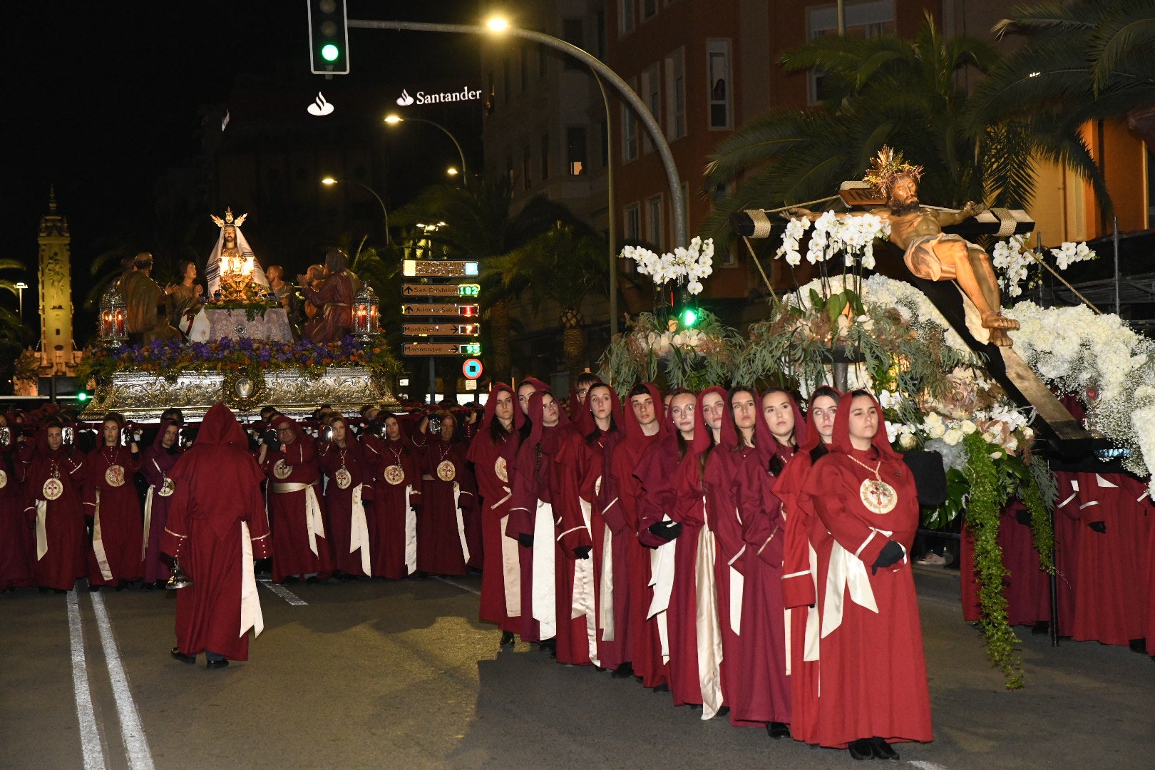La impresionante Santa Cena procesiona por las calles de Alicante