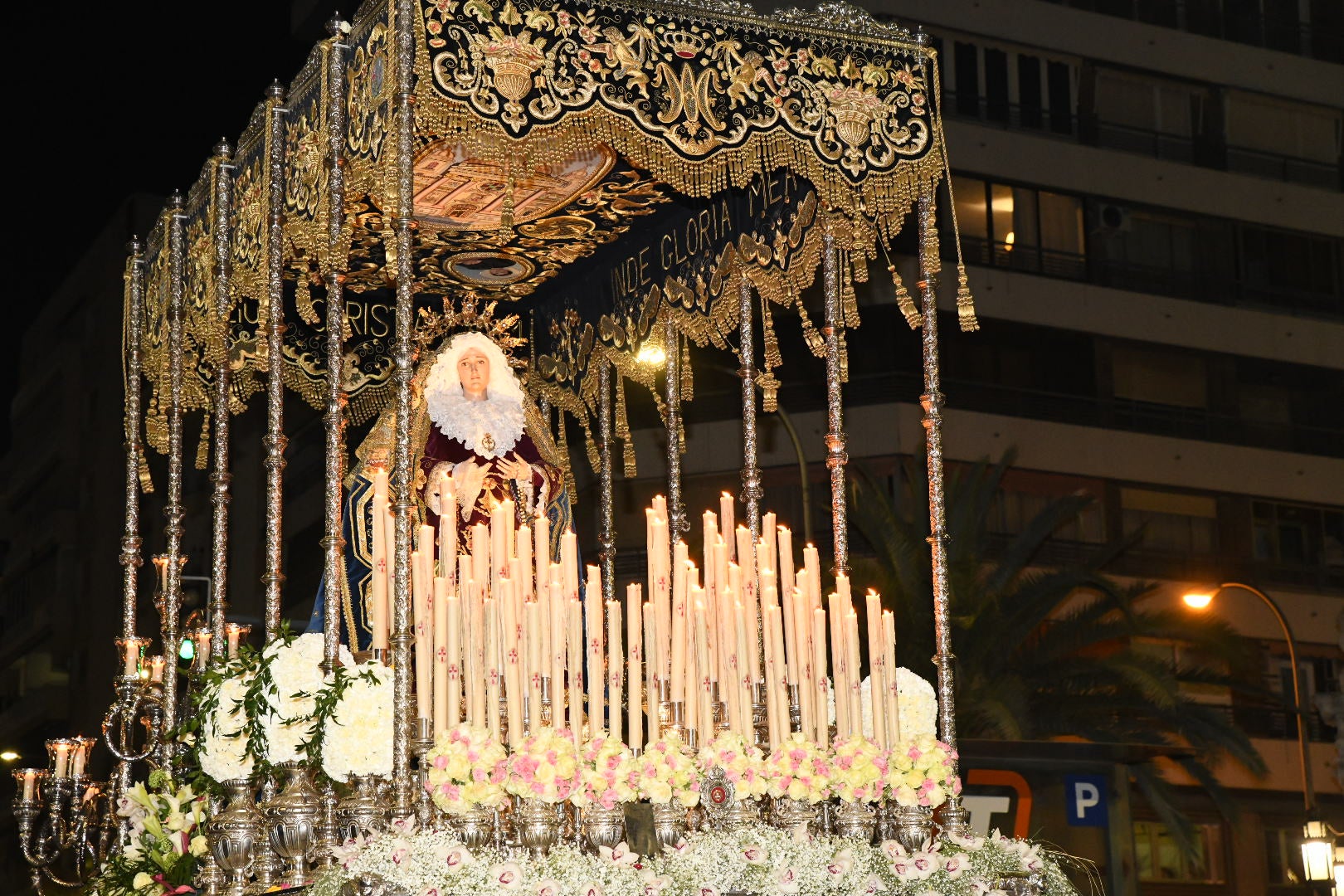 La impresionante Santa Cena procesiona por las calles de Alicante