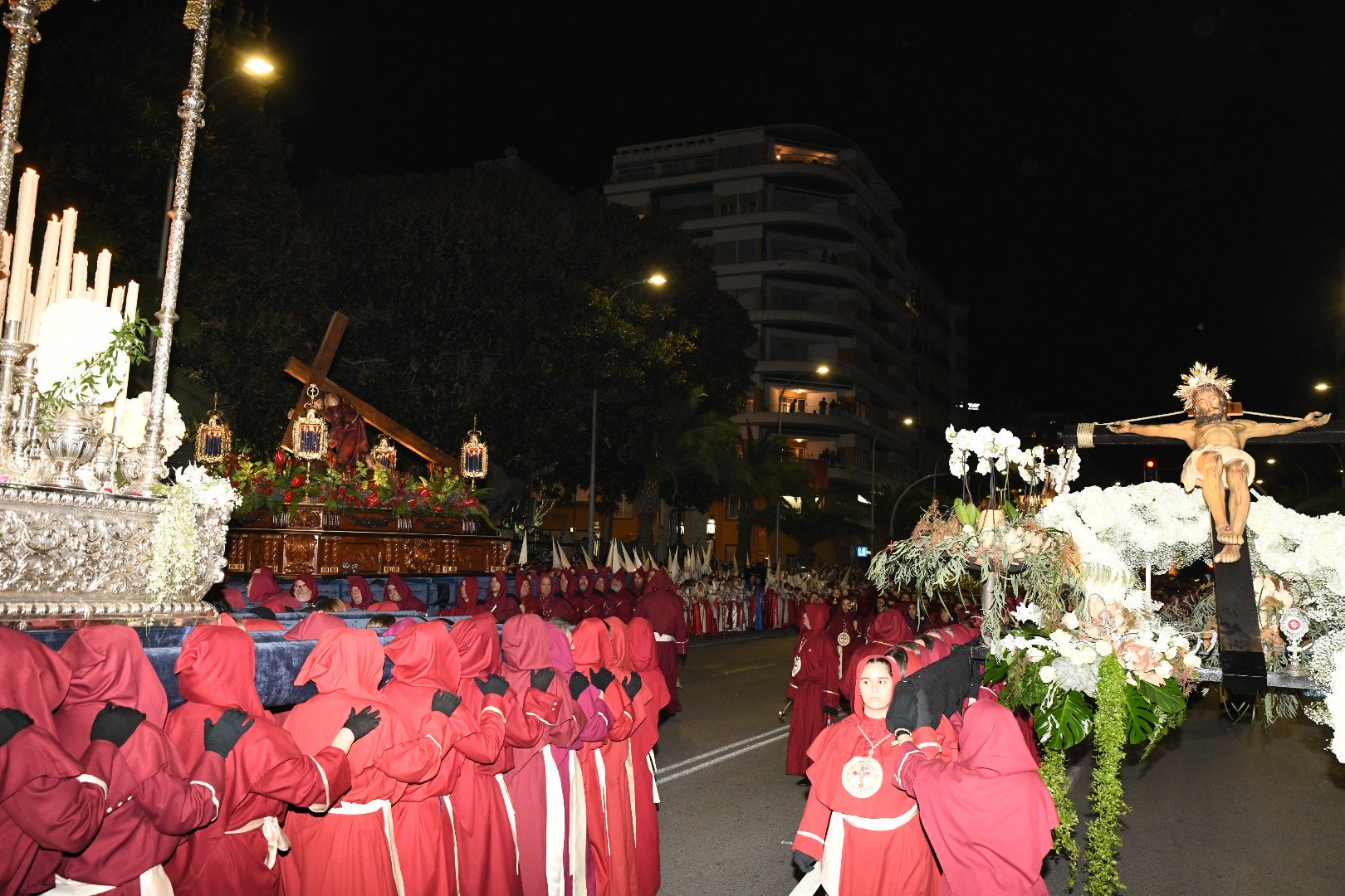 La impresionante Santa Cena procesiona por las calles de Alicante