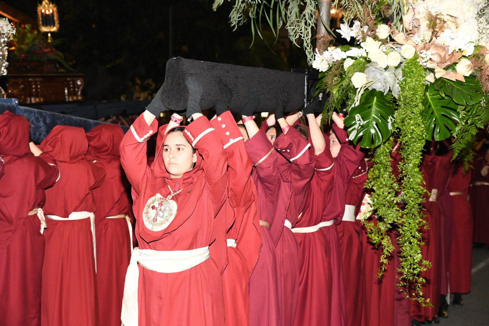 La impresionante Santa Cena procesiona por las calles de Alicante