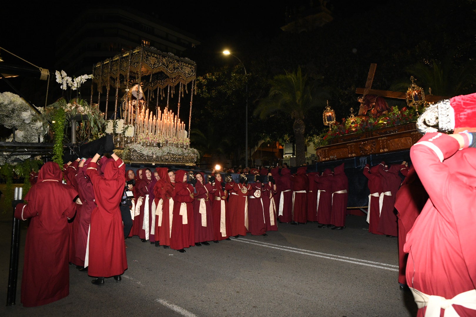 La impresionante Santa Cena procesiona por las calles de Alicante