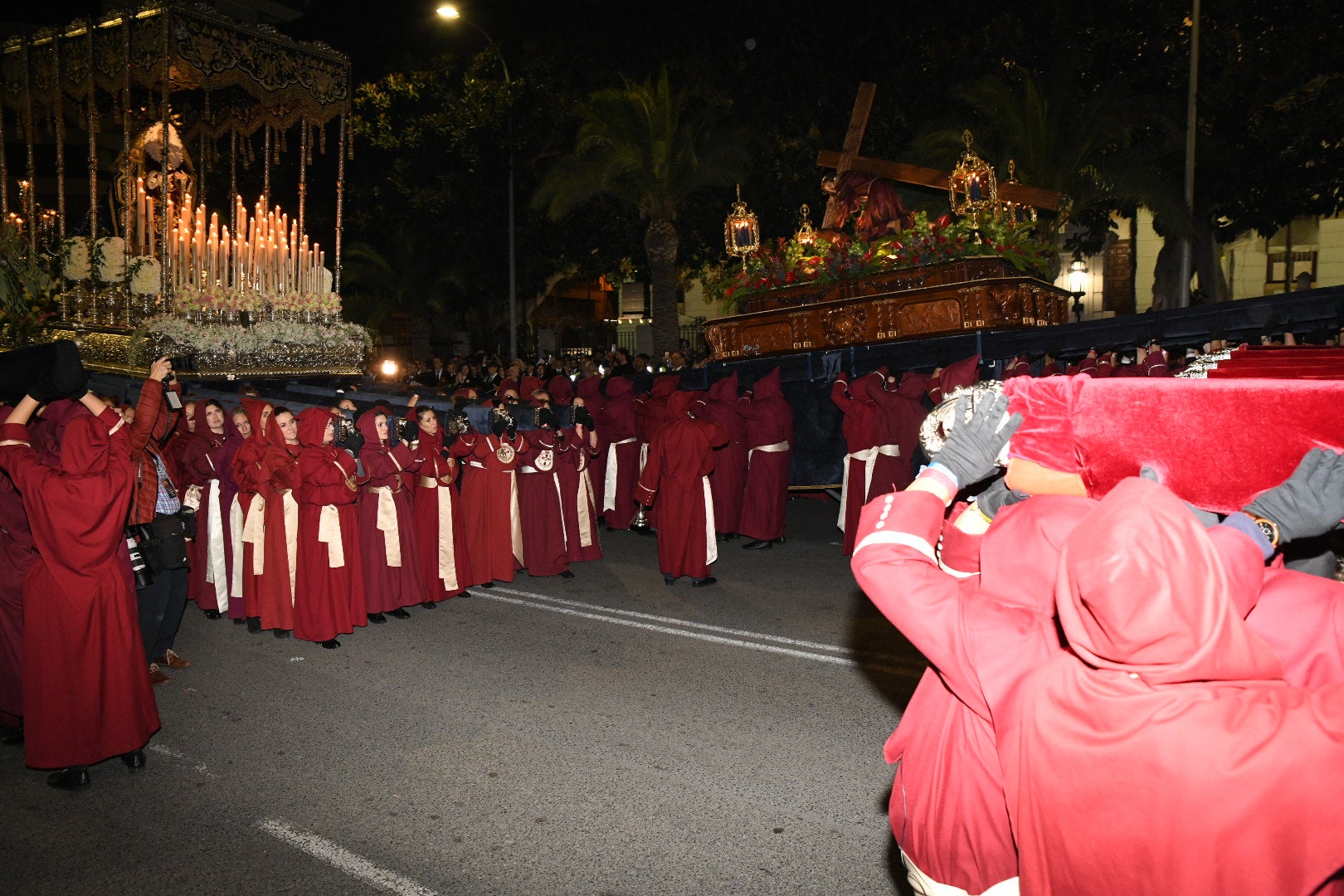 La impresionante Santa Cena procesiona por las calles de Alicante