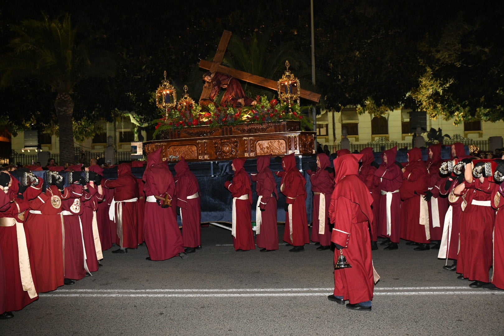La impresionante Santa Cena procesiona por las calles de Alicante