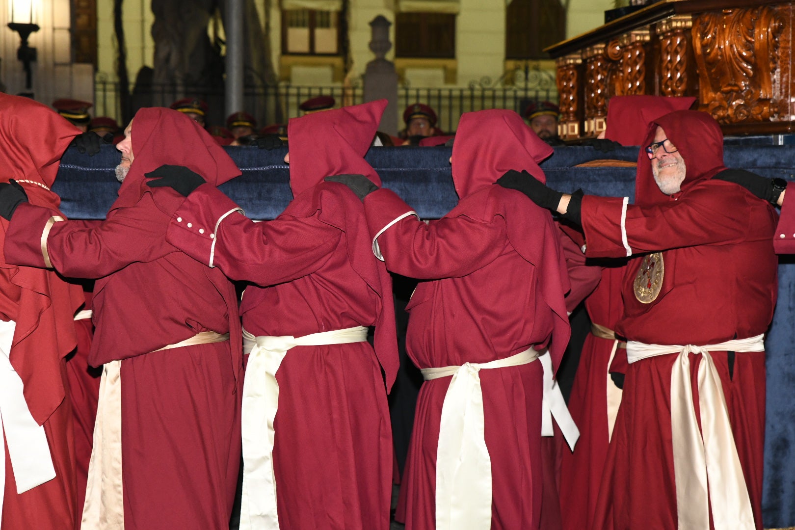 La impresionante Santa Cena procesiona por las calles de Alicante