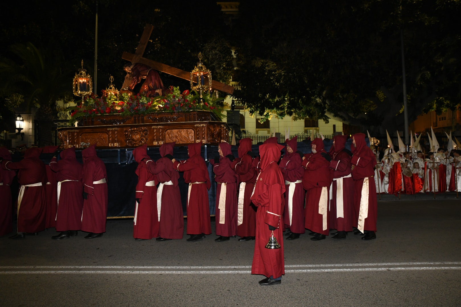 La impresionante Santa Cena procesiona por las calles de Alicante