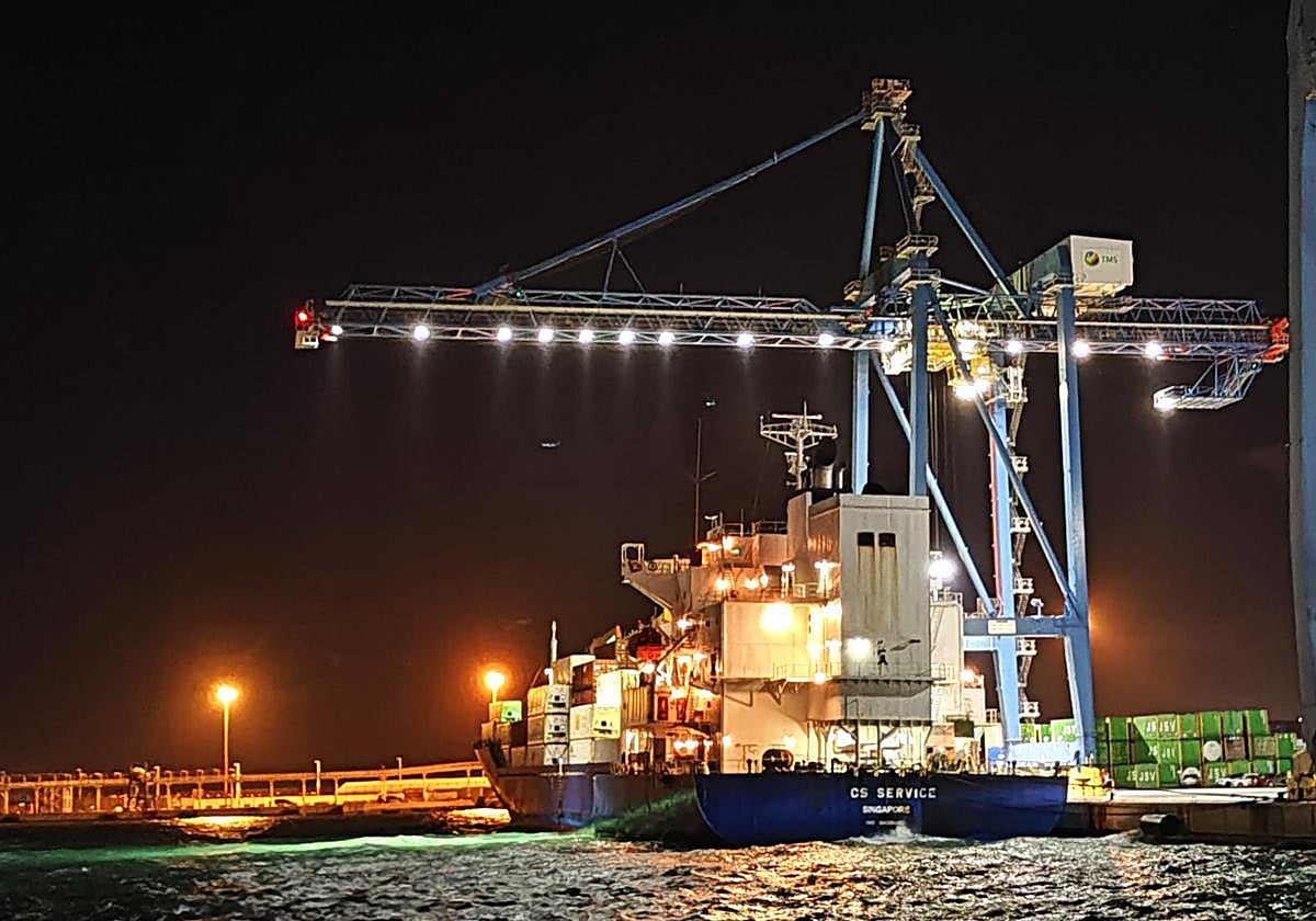 El buque desviado de Cartagena logró atracar en el Puerto de Alicante y descargar.