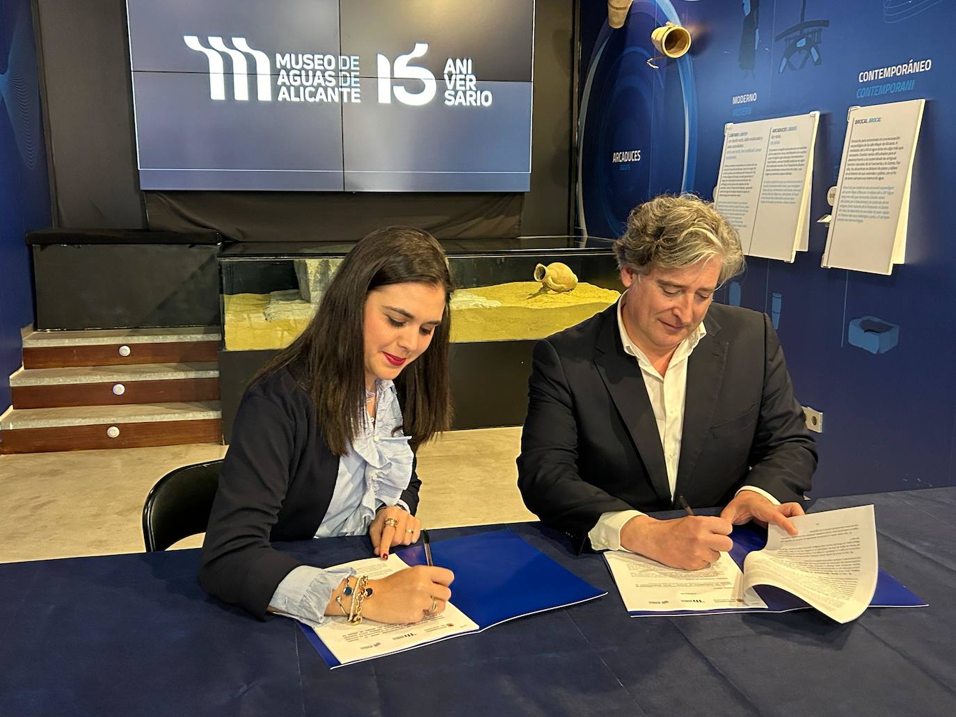 Firma del convenio entre el consistorio y la empresa mixta.