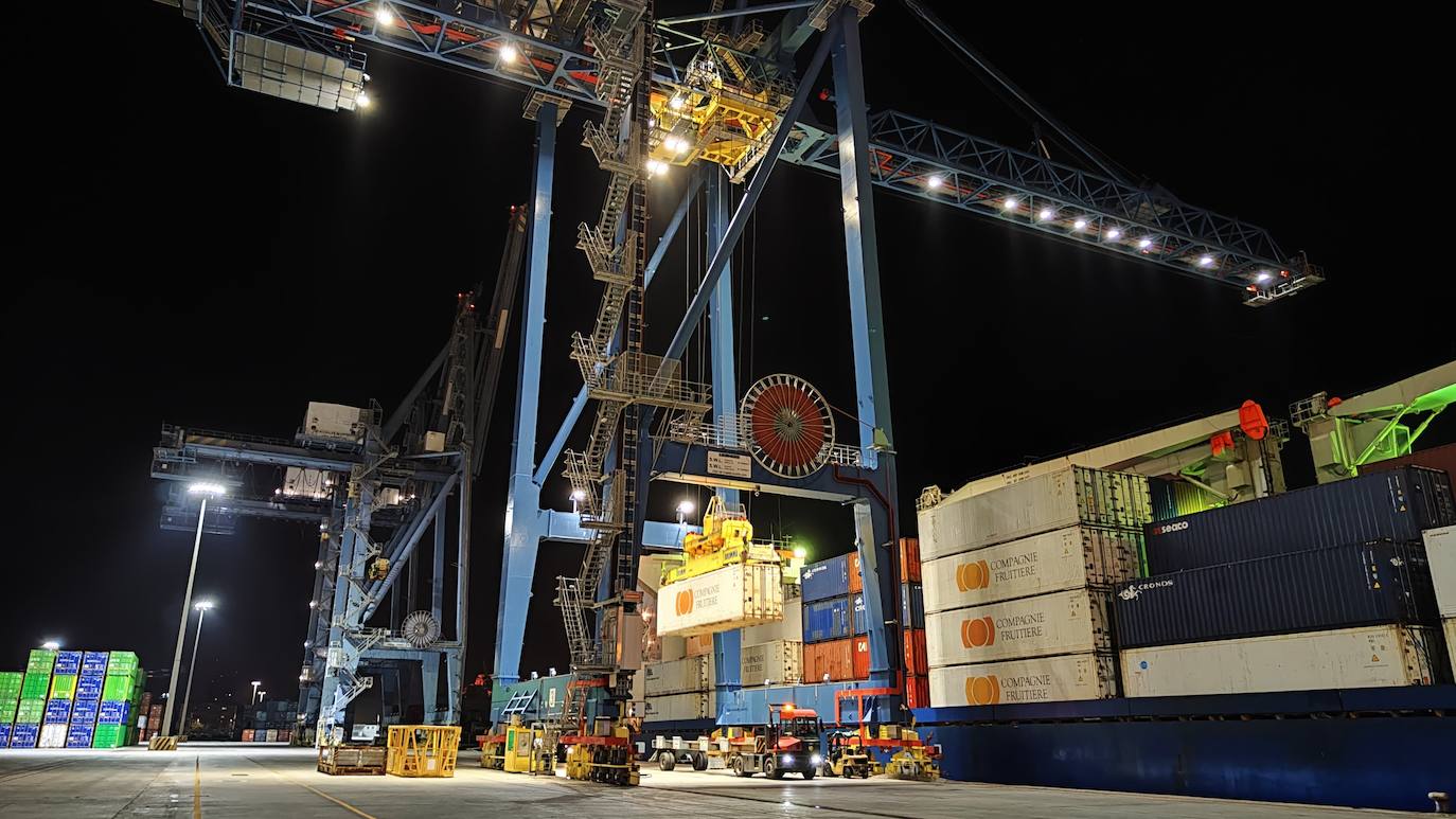 Descarga de mercancía en el Puerto de Alicante durante la pasada noche.