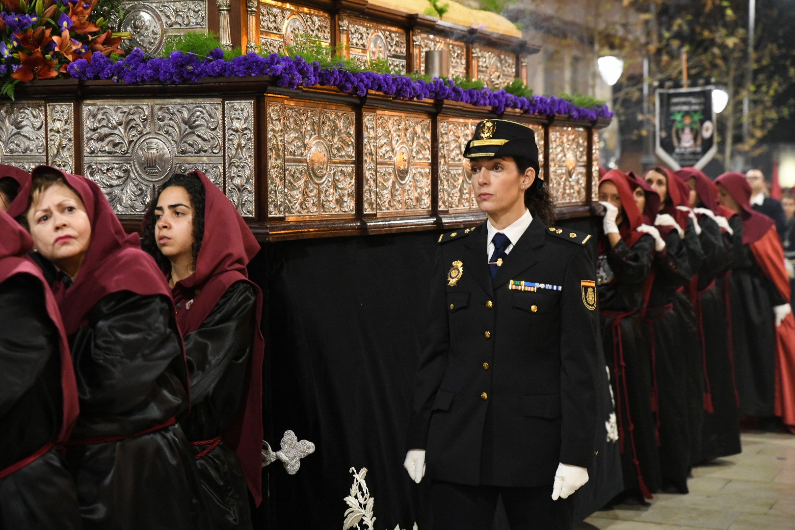Encuentro entre el Cristo de la Paz y María Santísima del Mayor Dolor a las puertas del Teatro Principal de Alicante