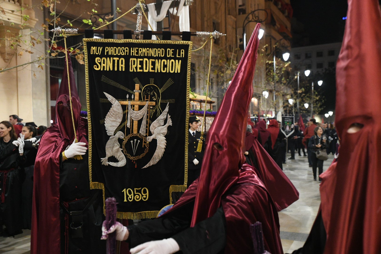 Encuentro entre el Cristo de la Paz y María Santísima del Mayor Dolor a las puertas del Teatro Principal de Alicante