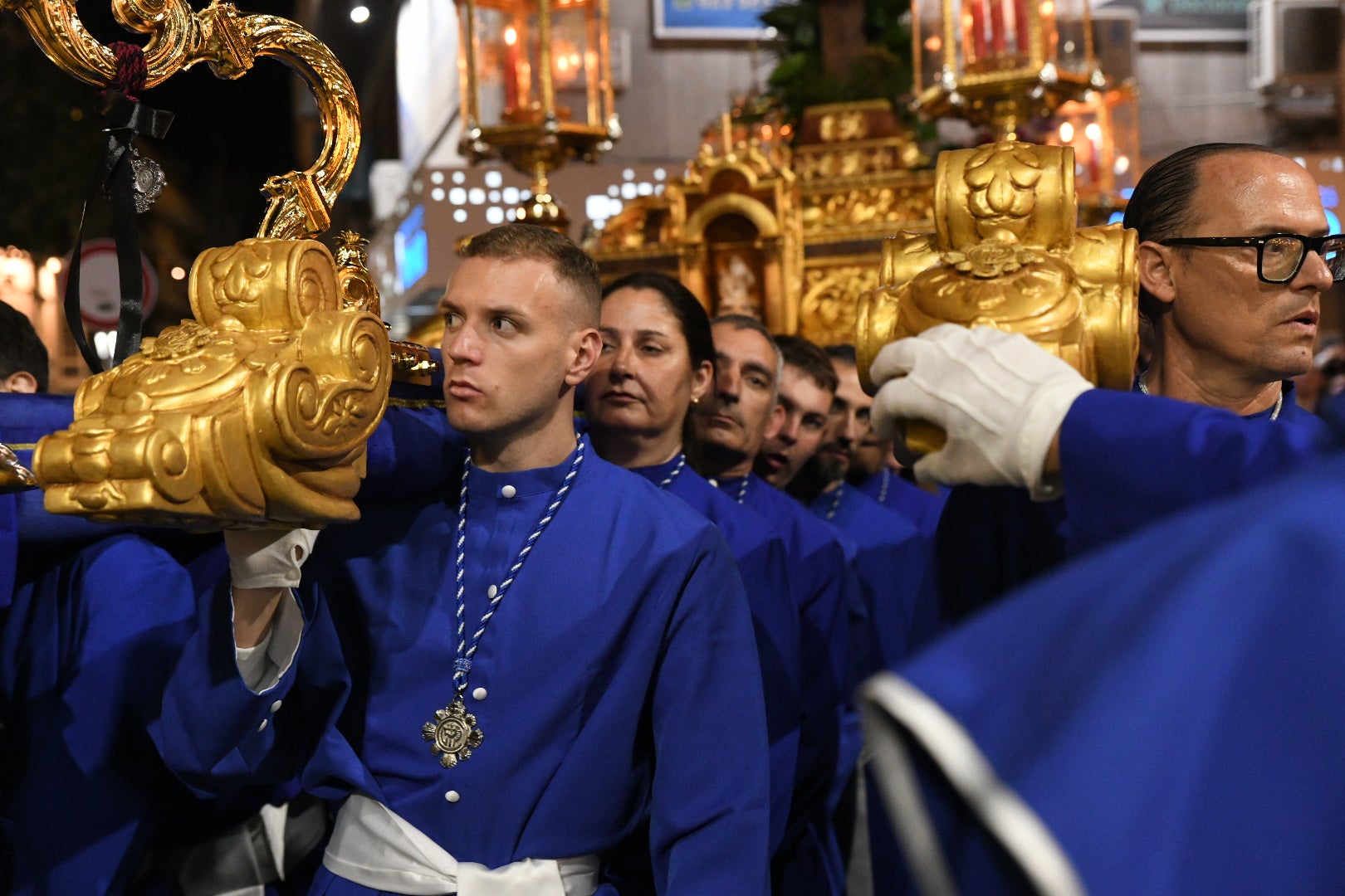Encuentro entre el Cristo de la Paz y María Santísima del Mayor Dolor a las puertas del Teatro Principal de Alicante