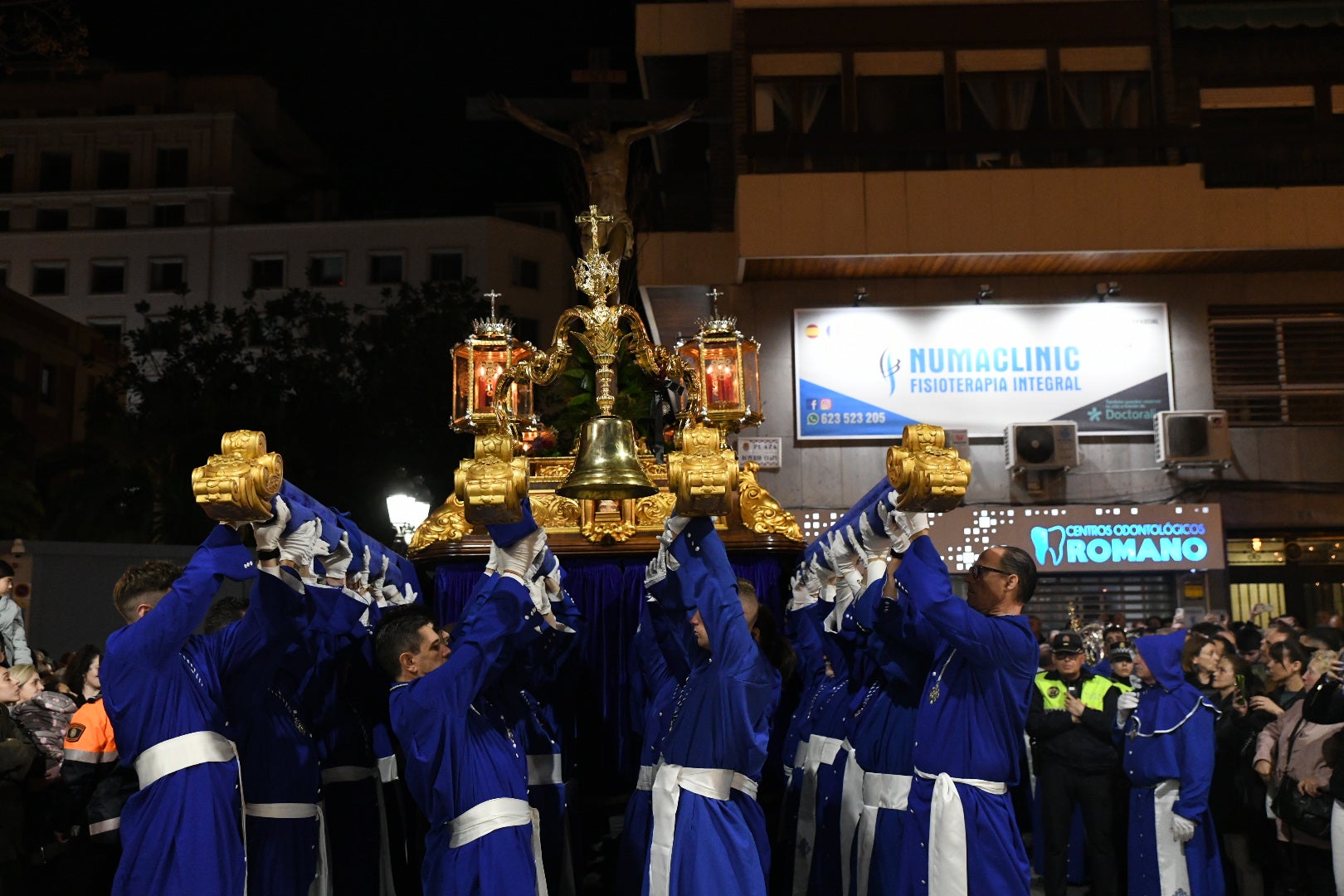 Encuentro entre el Cristo de la Paz y María Santísima del Mayor Dolor a las puertas del Teatro Principal de Alicante