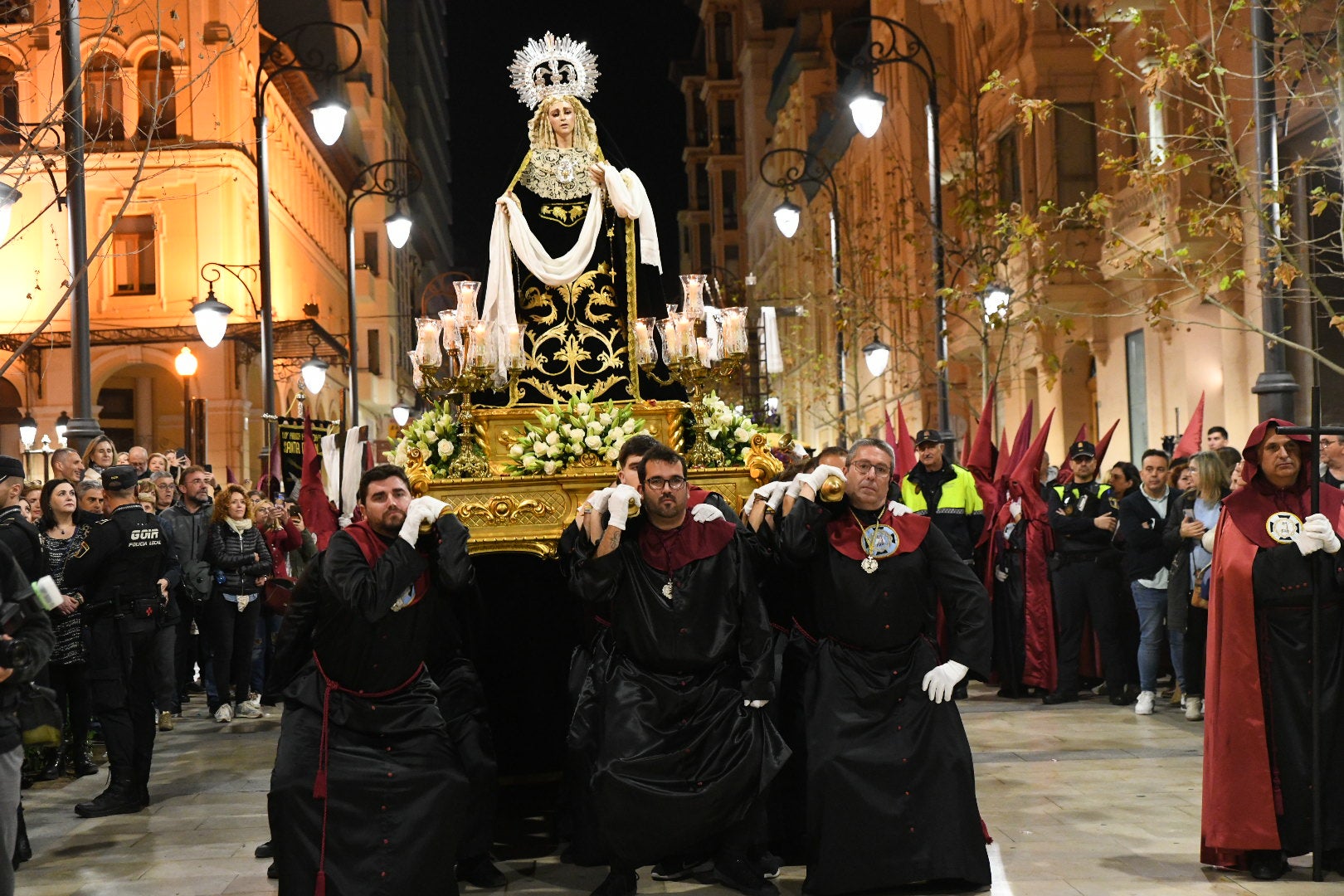 Encuentro entre el Cristo de la Paz y María Santísima del Mayor Dolor a las puertas del Teatro Principal de Alicante
