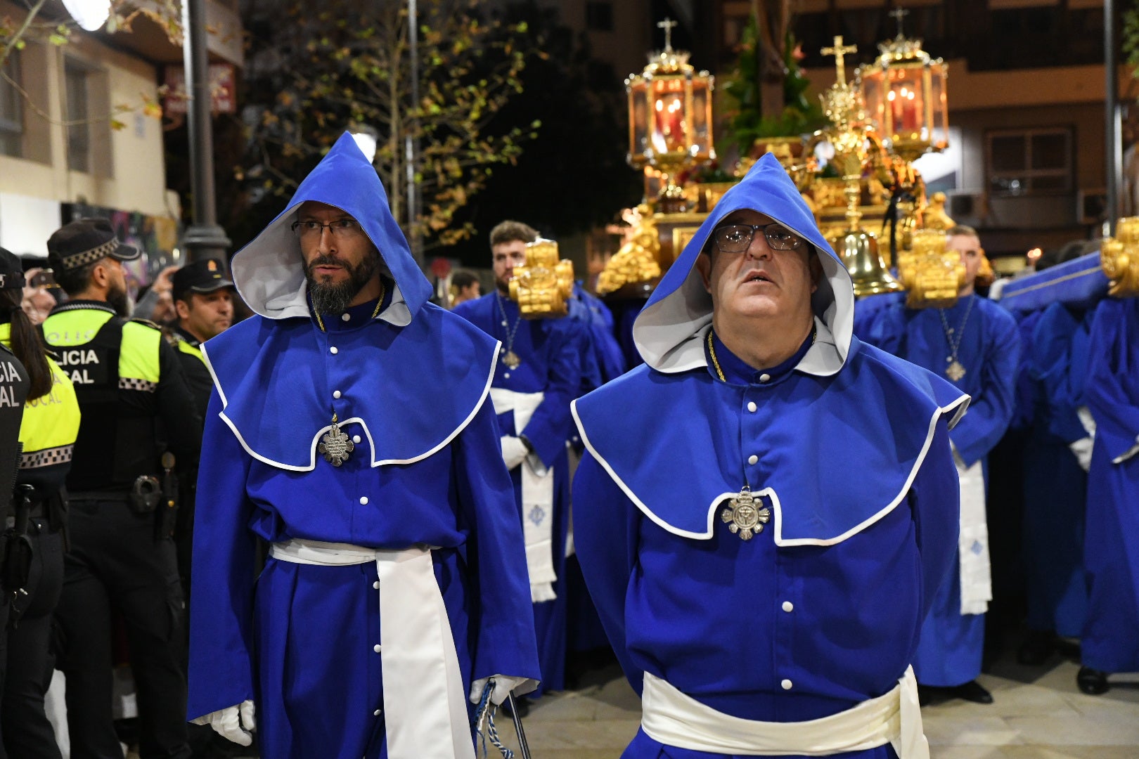 Encuentro entre el Cristo de la Paz y María Santísima del Mayor Dolor a las puertas del Teatro Principal de Alicante