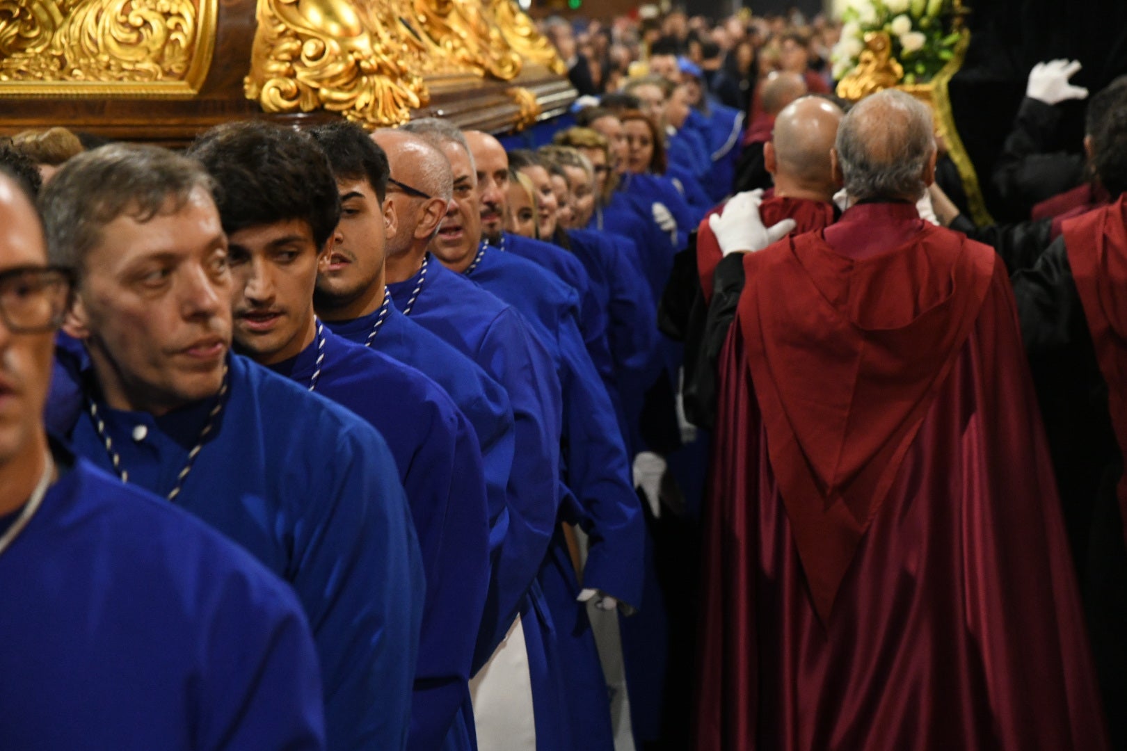 Encuentro entre el Cristo de la Paz y María Santísima del Mayor Dolor a las puertas del Teatro Principal de Alicante