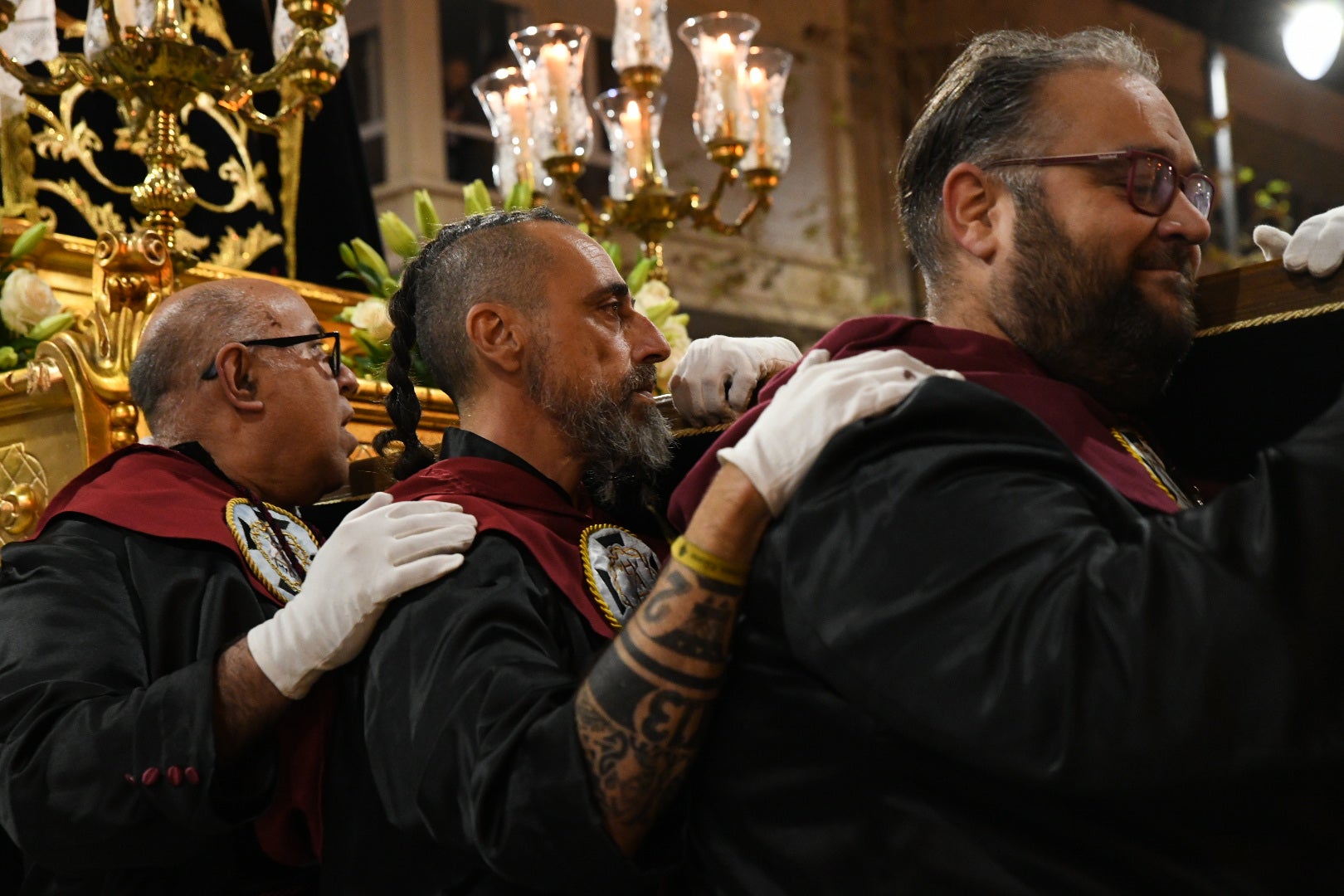 Encuentro entre el Cristo de la Paz y María Santísima del Mayor Dolor a las puertas del Teatro Principal de Alicante