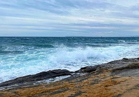 Nubes y oleaje en el Cabo de las Huertas de Alicante.