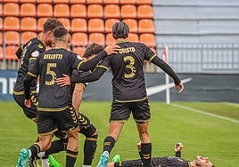 Los jugadores del Intercity felicitan a Pol Roigé después del primer tanto del partido.