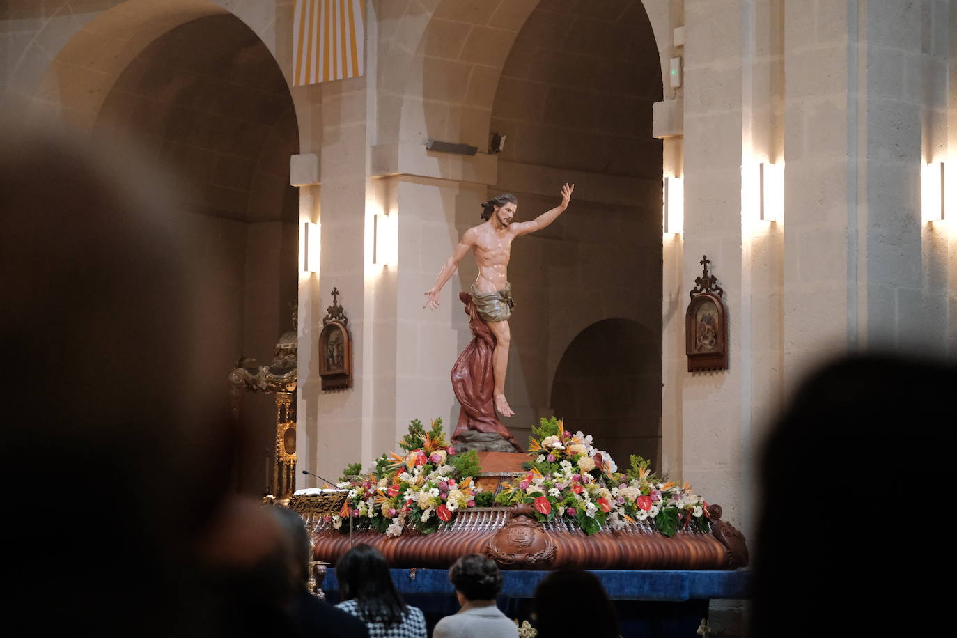 Alicante se sobrepone a la lluvia con el traslado de la Virgen de la Alegría y la Santa Eucaristía en San Nicolás