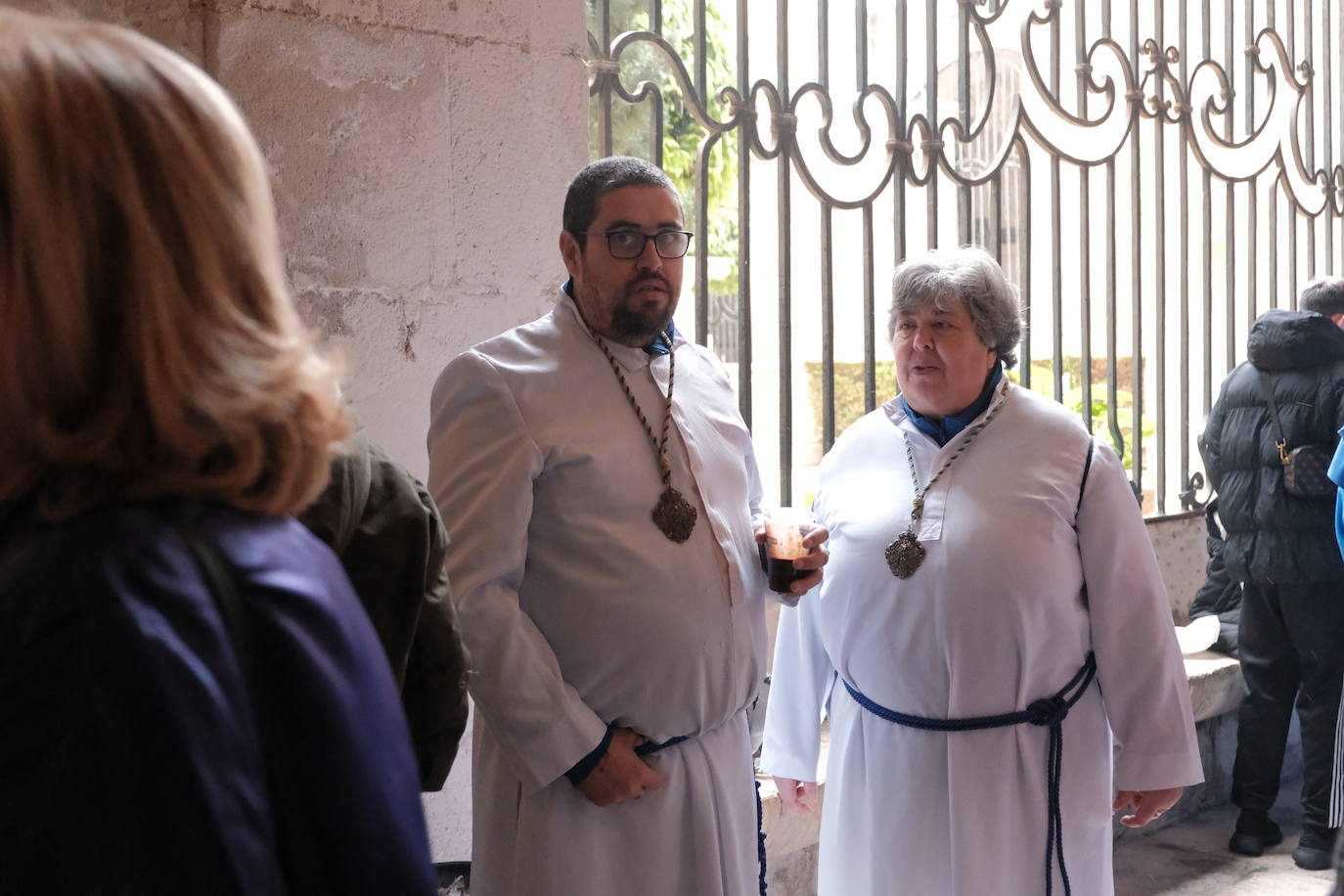 Alicante se sobrepone a la lluvia con el traslado de la Virgen de la Alegría y la Santa Eucaristía en San Nicolás