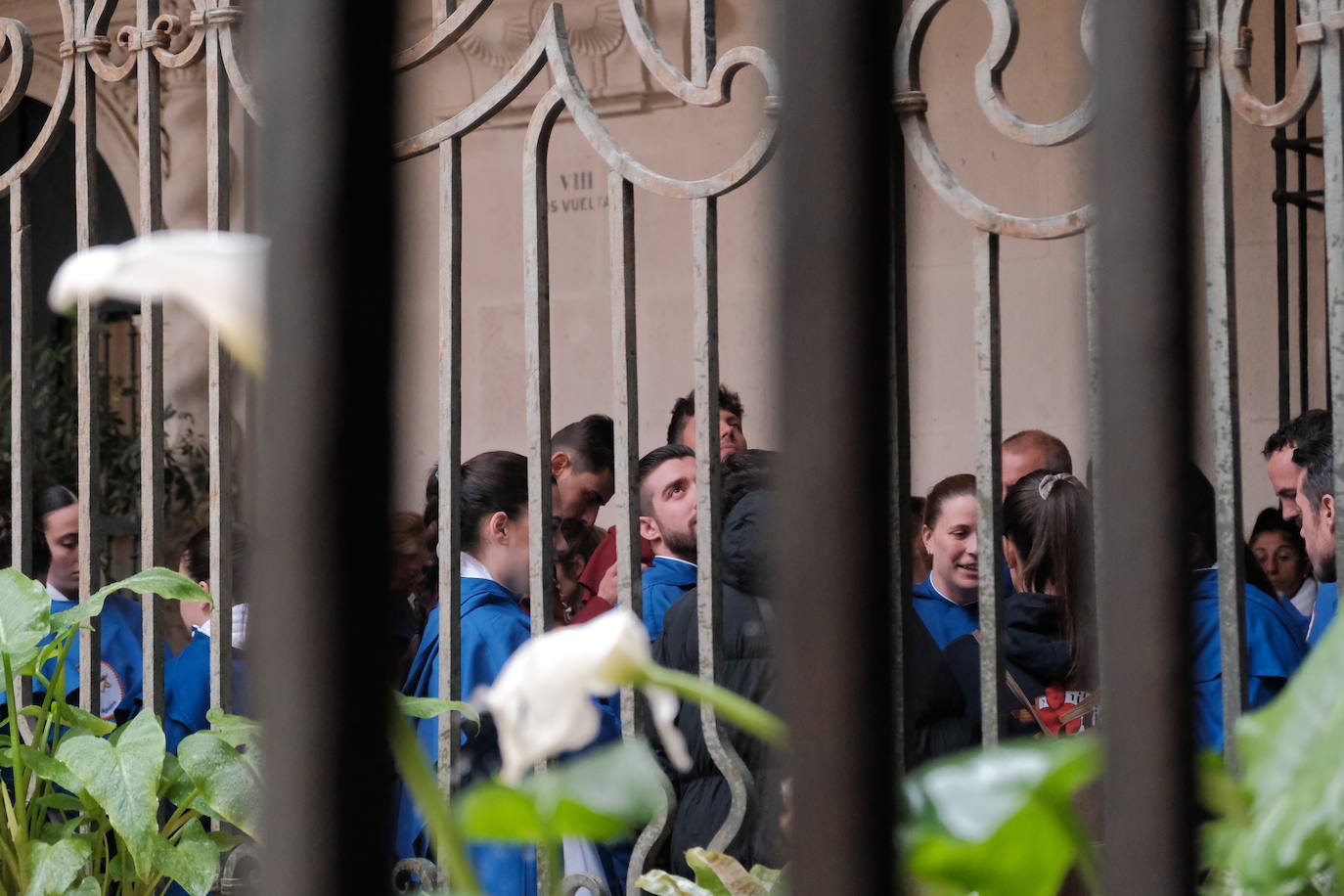 Alicante se sobrepone a la lluvia con el traslado de la Virgen de la Alegría y la Santa Eucaristía en San Nicolás