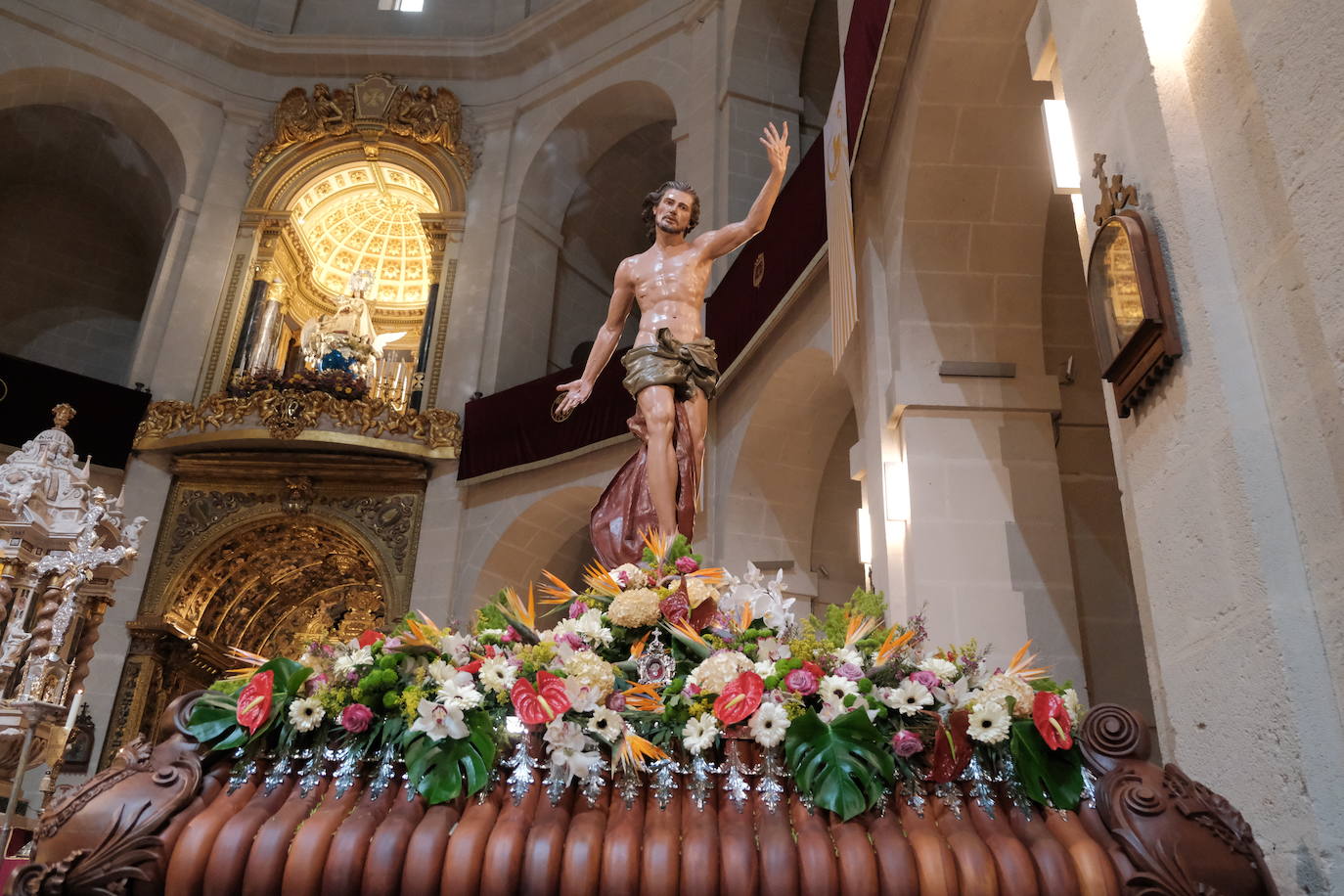 Alicante se sobrepone a la lluvia con el traslado de la Virgen de la Alegría y la Santa Eucaristía en San Nicolás