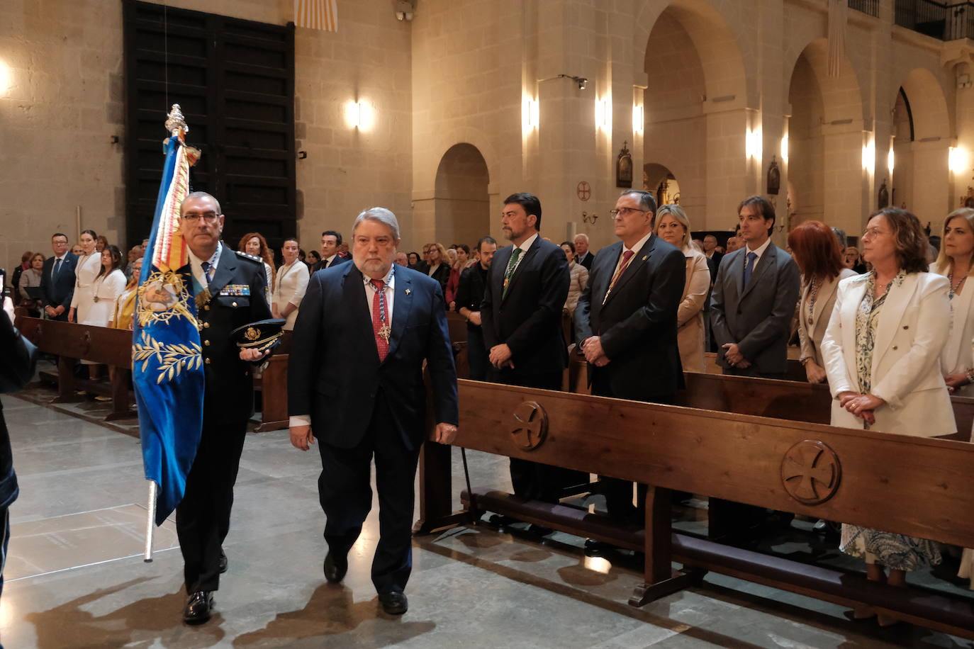 Alicante se sobrepone a la lluvia con el traslado de la Virgen de la Alegría y la Santa Eucaristía en San Nicolás