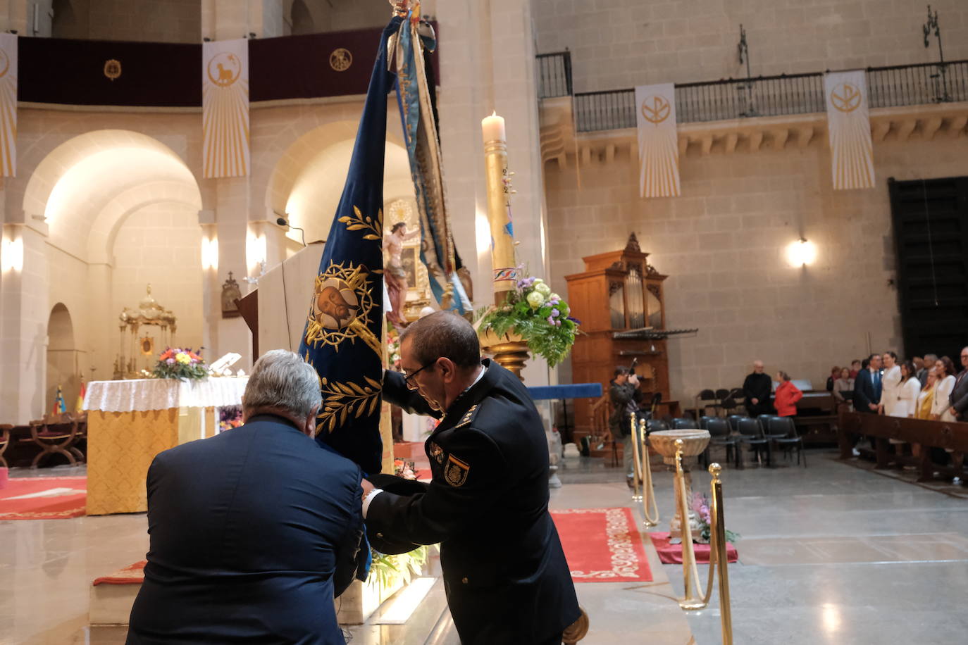 Alicante se sobrepone a la lluvia con el traslado de la Virgen de la Alegría y la Santa Eucaristía en San Nicolás