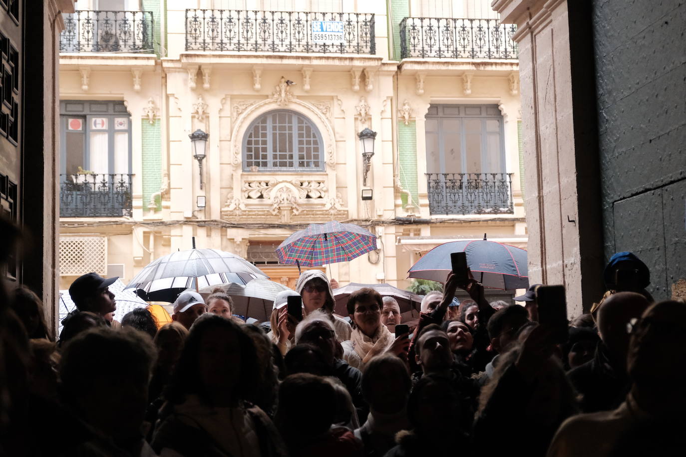 Alicante se sobrepone a la lluvia con el traslado de la Virgen de la Alegría y la Santa Eucaristía en San Nicolás