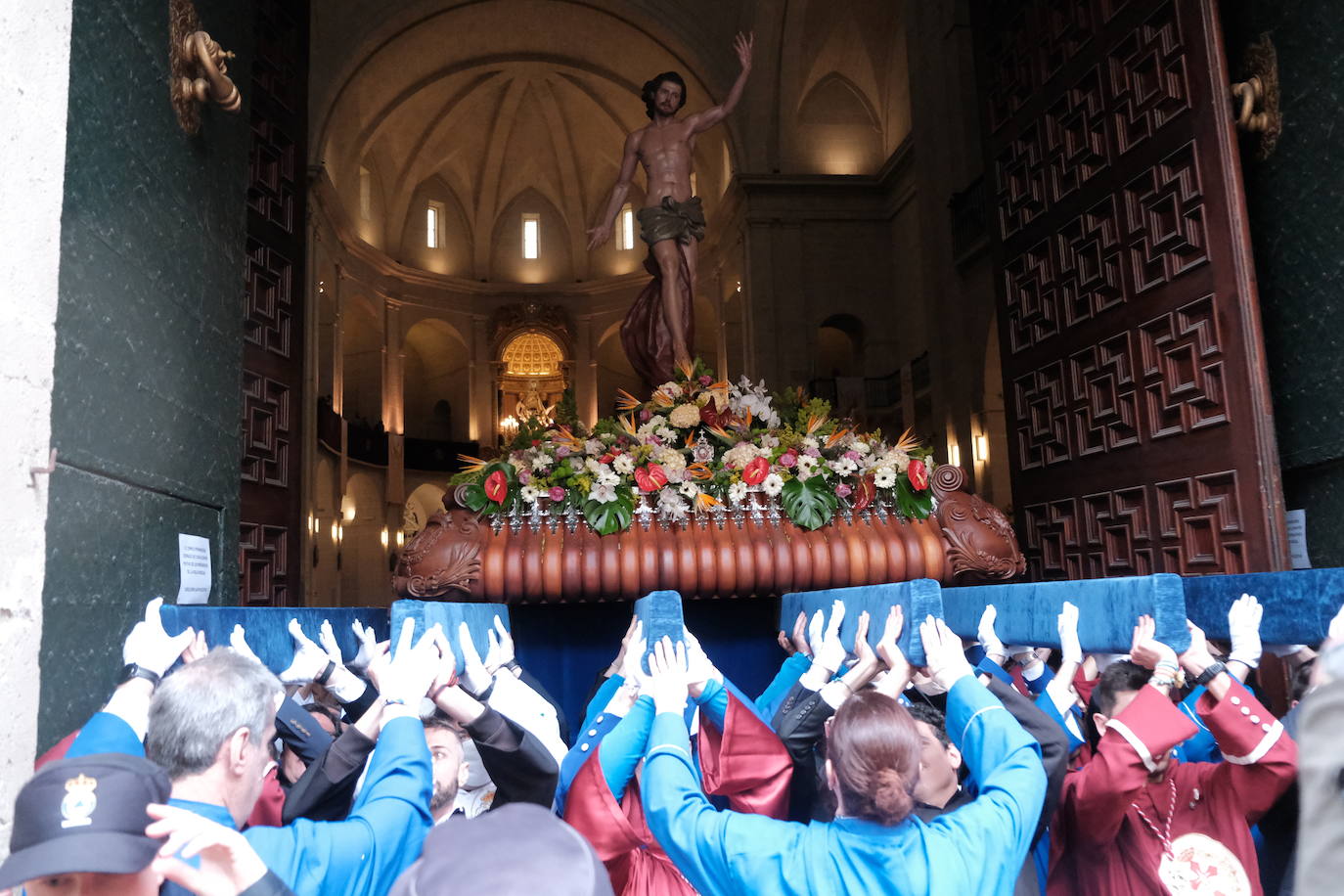Alicante se sobrepone a la lluvia con el traslado de la Virgen de la Alegría y la Santa Eucaristía en San Nicolás