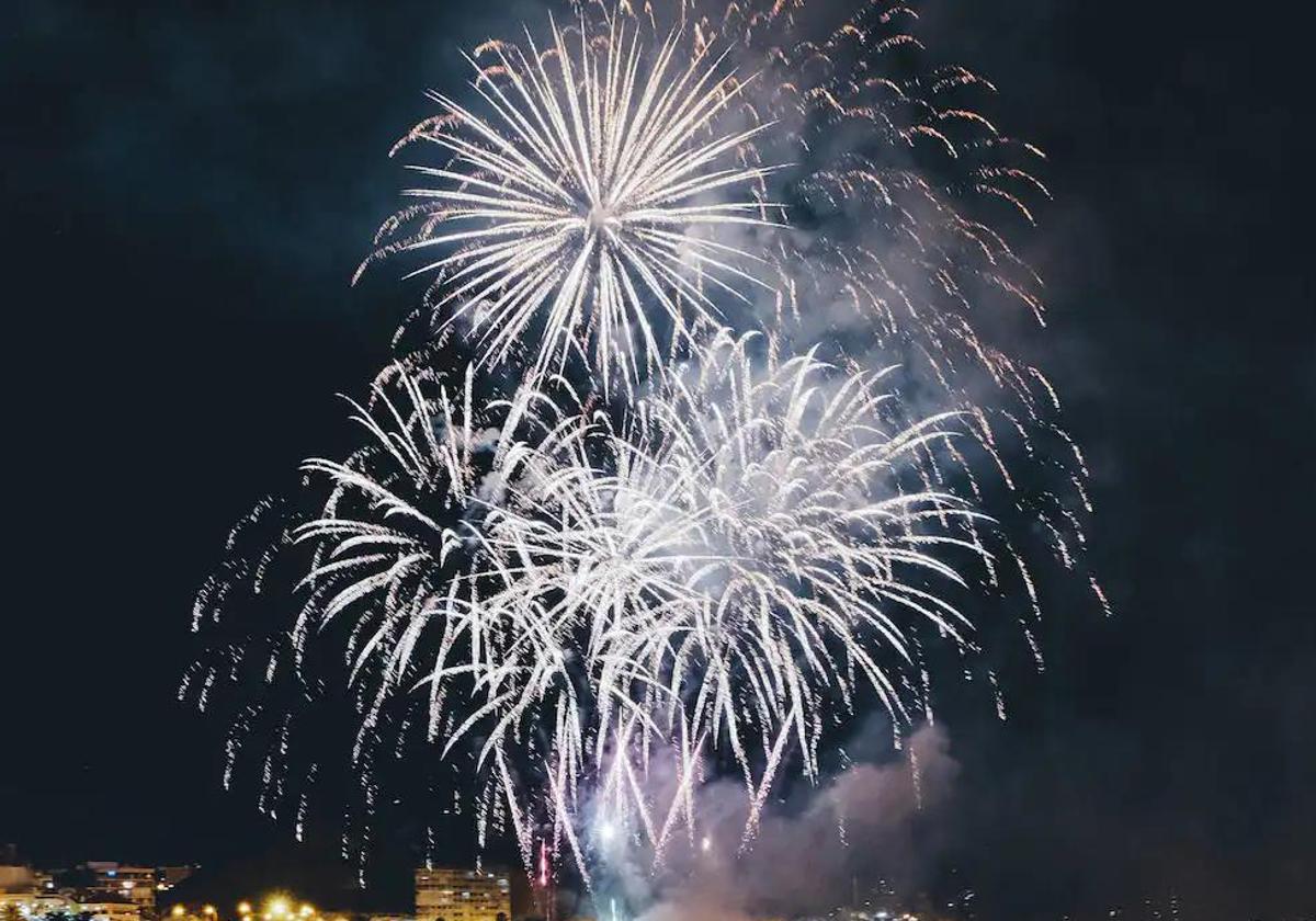 Palmeras de una mascletà nocturna en Alicante.