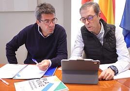 El presidente de la Generalitat Valenciana, Carlos Mazón, con el director general de la Vivienda, Sebastián Fernández.